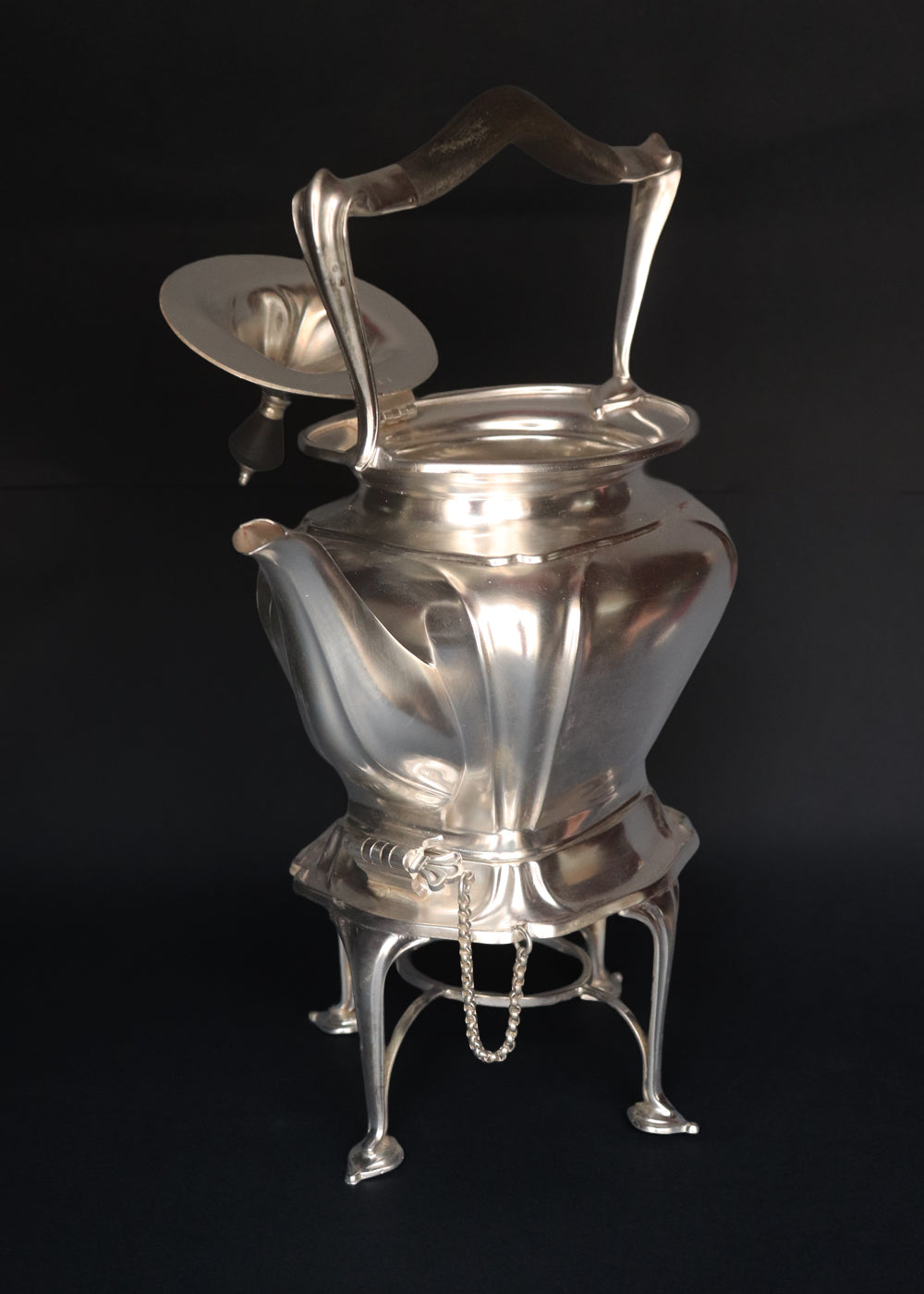 Antique Edwardian spirit kettle with its stand, burner and securing pins in superb condition. The kettle was made by Roberts & Belk in Sheffield with high-grade silver plate or” Regent Plate”, and the base has all the authenticating stamps including the registration number which was was officially issued by the British patient office in the year 1902, confirming that this kettle was made in England between 1902 and 1910.