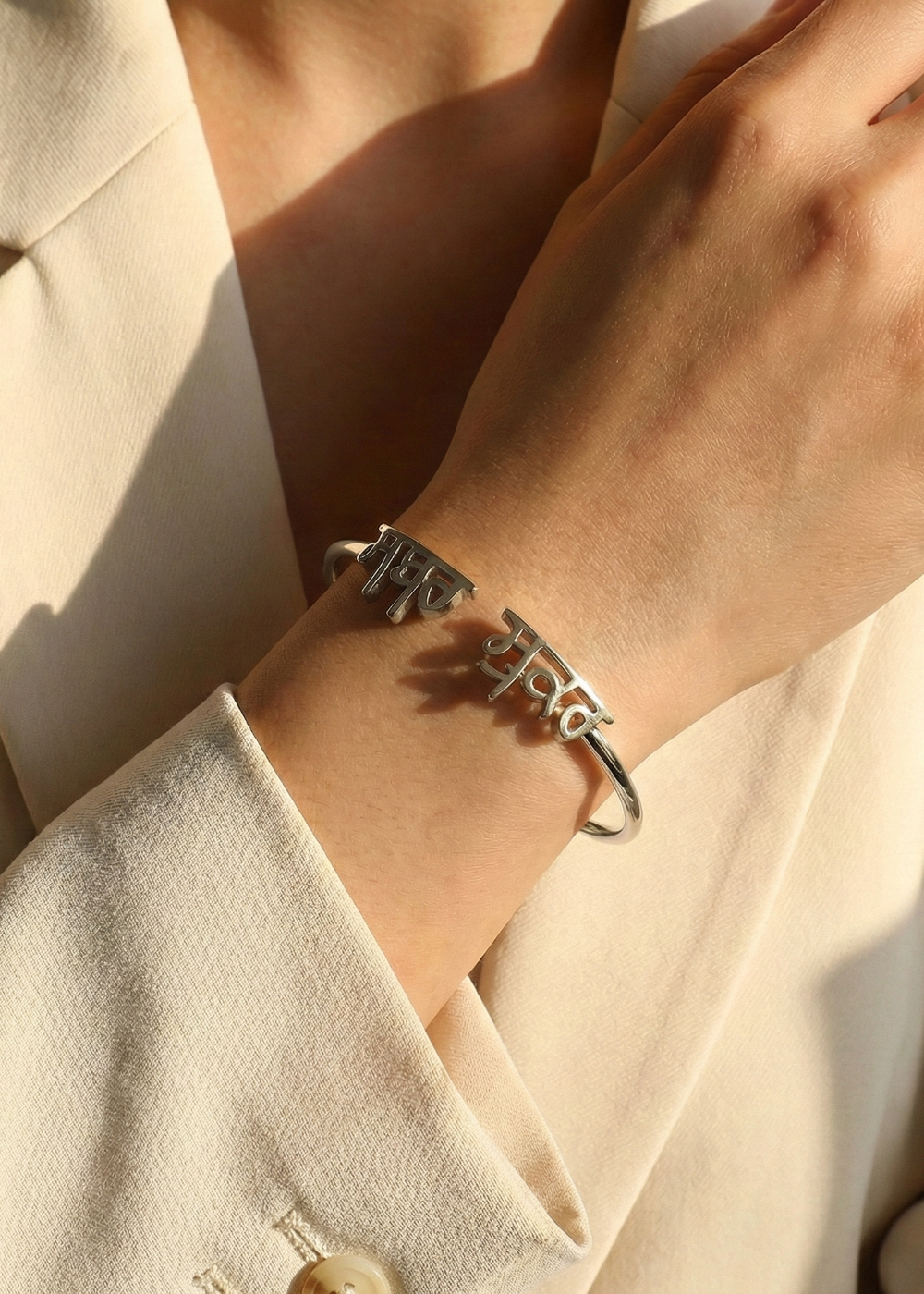 Sabr_Shukr_Bangle_in_Arabic_Gurmukhi_and_Devnagri_in_sterling_silver_and_18k_gold_by_indian_jewellery_designer_eina_ahluwalia_7