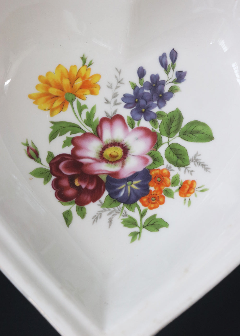 Vintage French Hors D'oeuvre set ornamented with beautiful floral bouquets and rimmed with gilted floral borders. These are by Hallimax, a French brand that distributed high-quality, romantic-style porcelain.