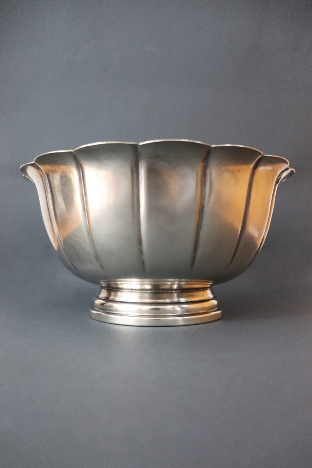 Vintage silver plated Rose Bowl with a classic lobed body and a scalloped undulating rim. The panels sweep upward to form an elegant petaled shape and it is raised on a stepped round pedestal base. It has the markings Sheffield England and a brand name that’s hard to read on the base. It would make a gorgeous centrepiece on dining or console table. Should be from the mid 1900s, England.